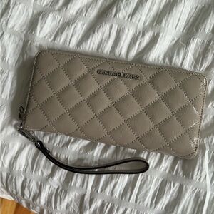 Michael Kors crème wallet